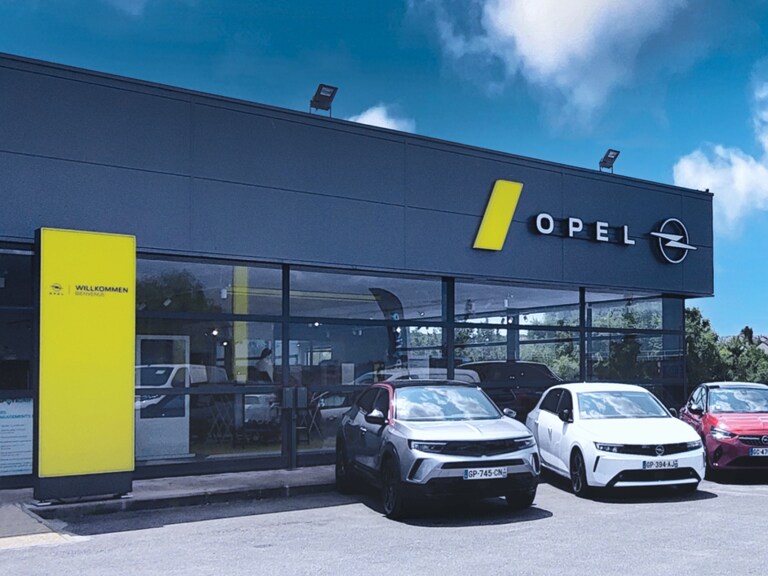 Fațada unui dealer Opel