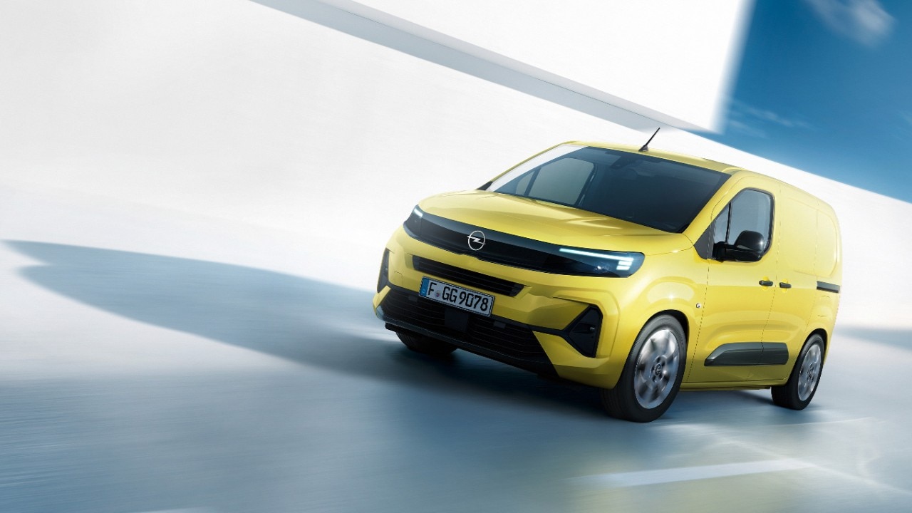 Vue de face d'un nouveau Opel Combo Cargo jaune en mouvement