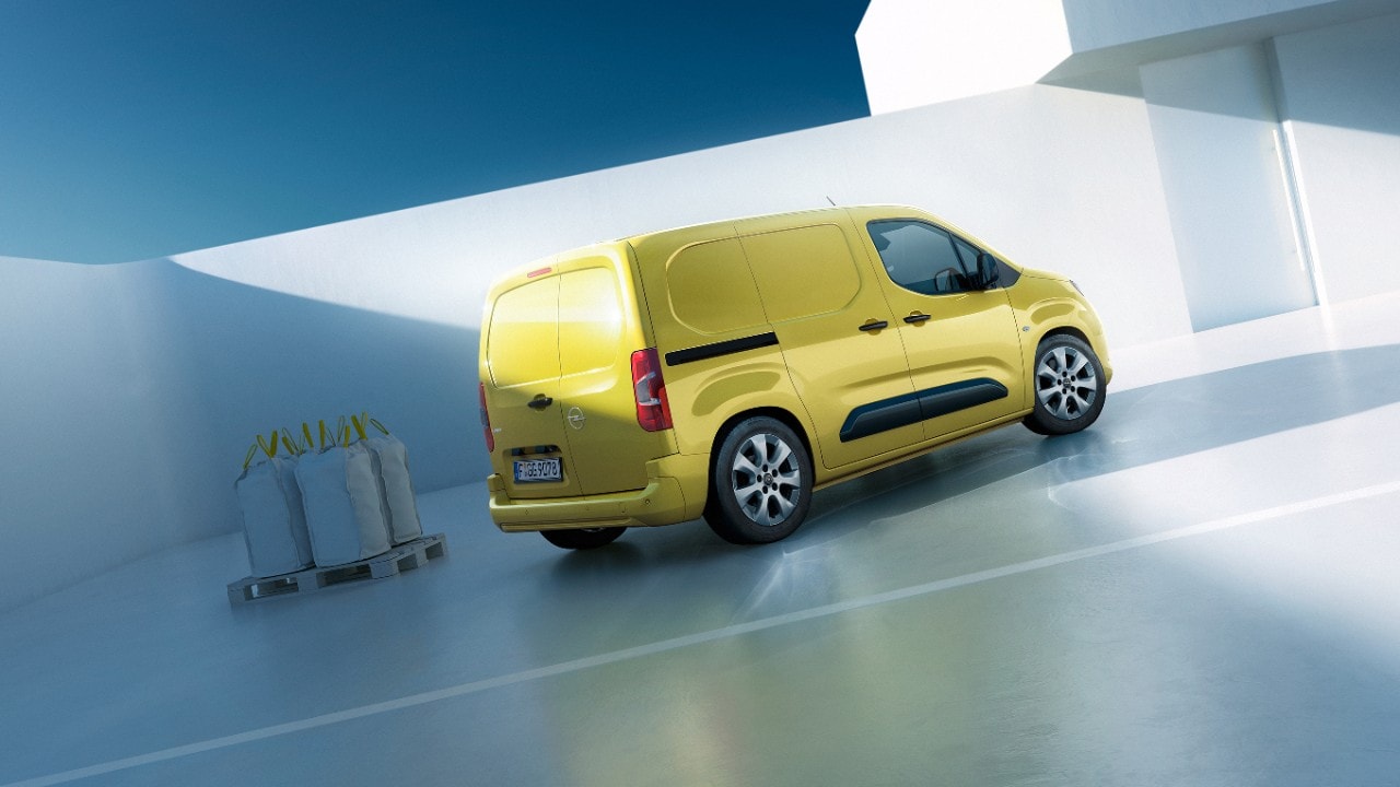 Vue arrière d'un nouveau Opel Combo Cargo jaune