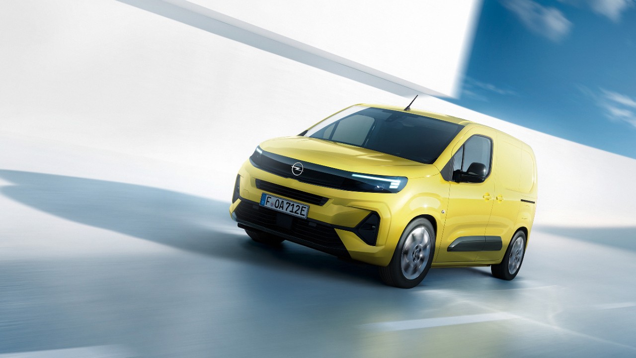Vue de face du nouveau Opel Combo Electric Cargo jaune en mouvement