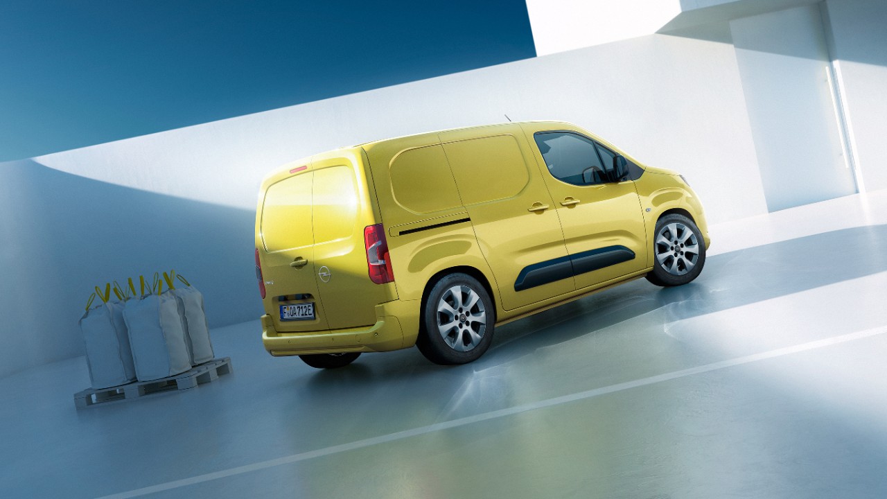 Vue arrière d'une nouvelle Opel Combo Electric Cargo jaune