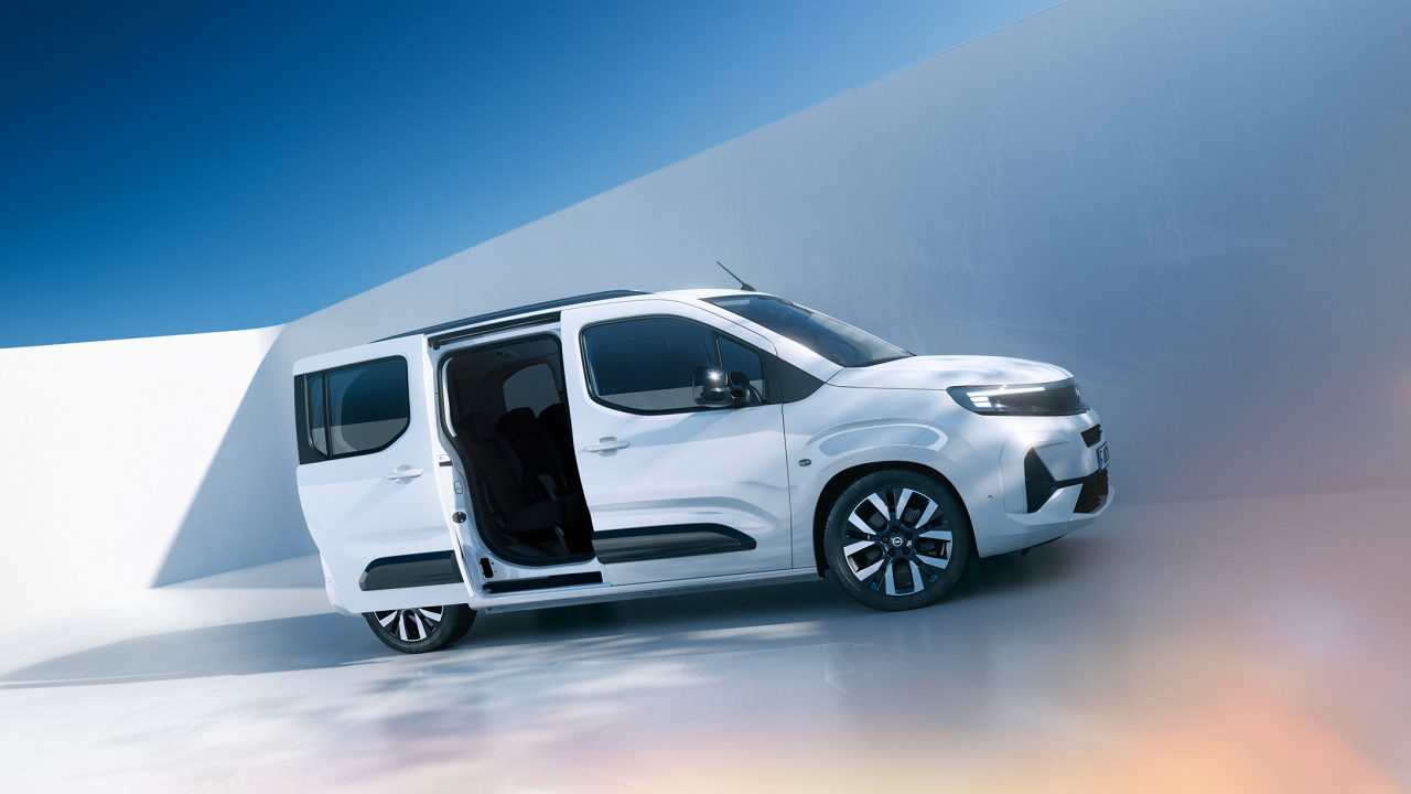 Vue latérale d'un Opel Combo Electric blanc avec porte coulissante