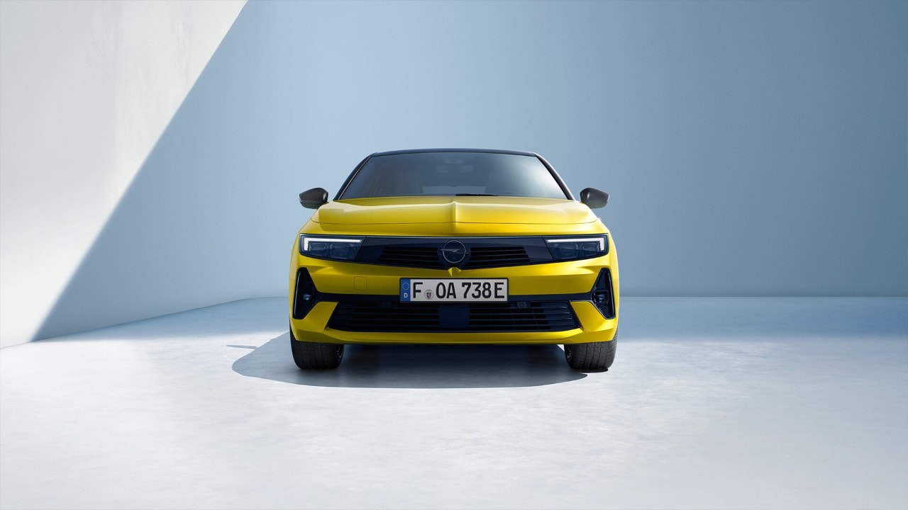 Vue avant d'une Opel Astra Hybride rechargeable jaune