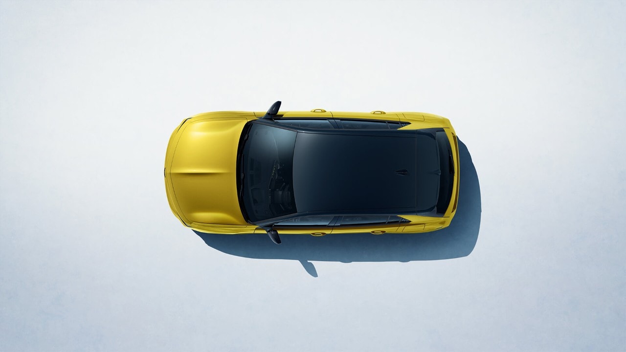 Vue de dessus d'une Opel Astra Hybride rechargeable jaune avec un toit noir