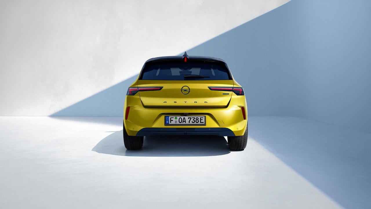 Vue arrière d'une Opel Astra Hybride rechargeable jaune