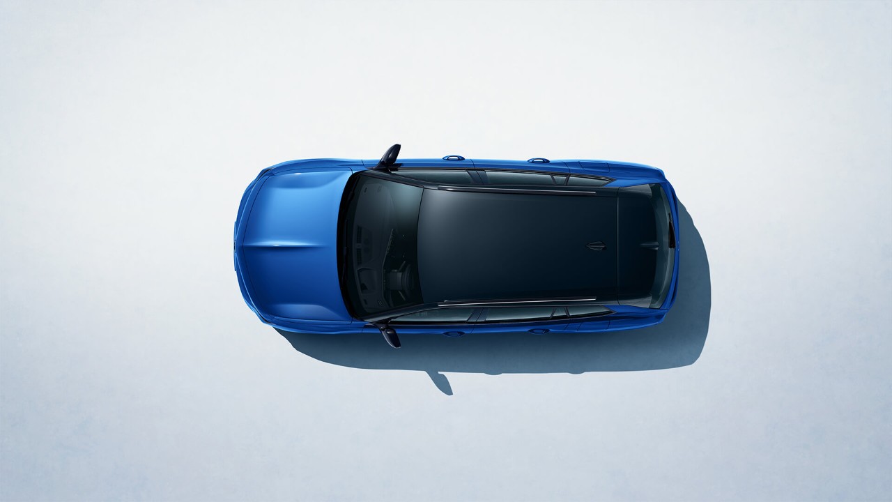 Vue de dessus d'une Opel Astra Sports Tourer bleue avec toit noir
