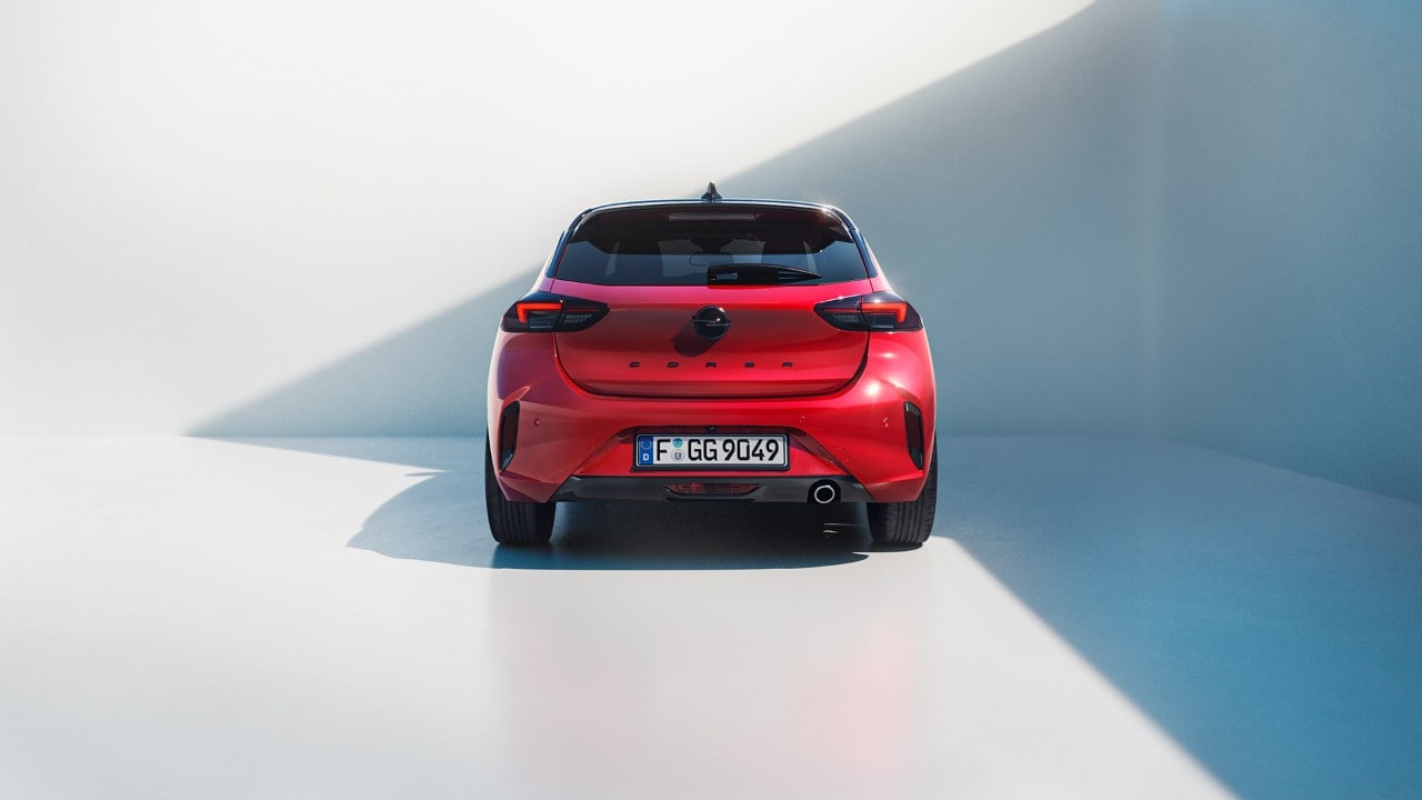 Vue arrière de la nouvelle Opel Corsa en rouge avec toit noir