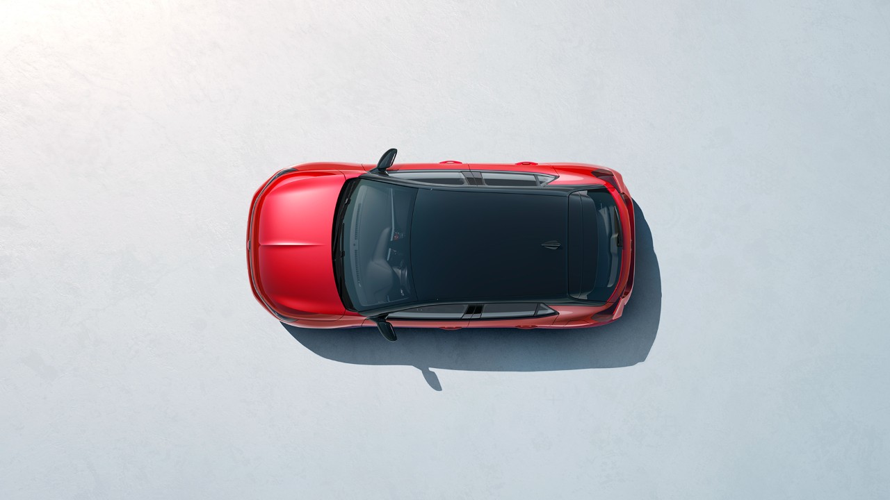 Vue aérienne de la nouvelle Opel Corsa en rouge avec toit noir