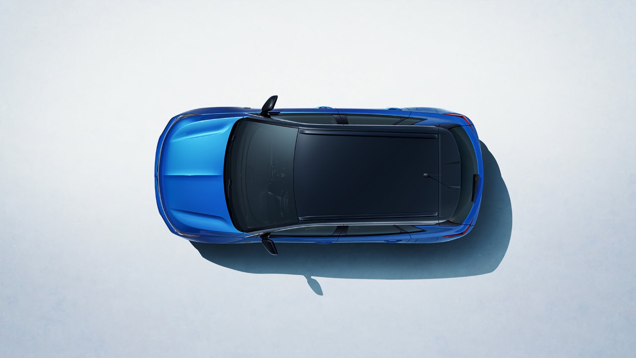 Vue aérienne d'une Opel Grandland Hybride Rechargeable bleue avec toit noir