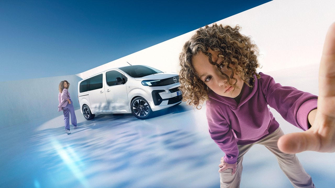 Femme et garçon avec une Opel Zafira Electric blanche en arrière-plan